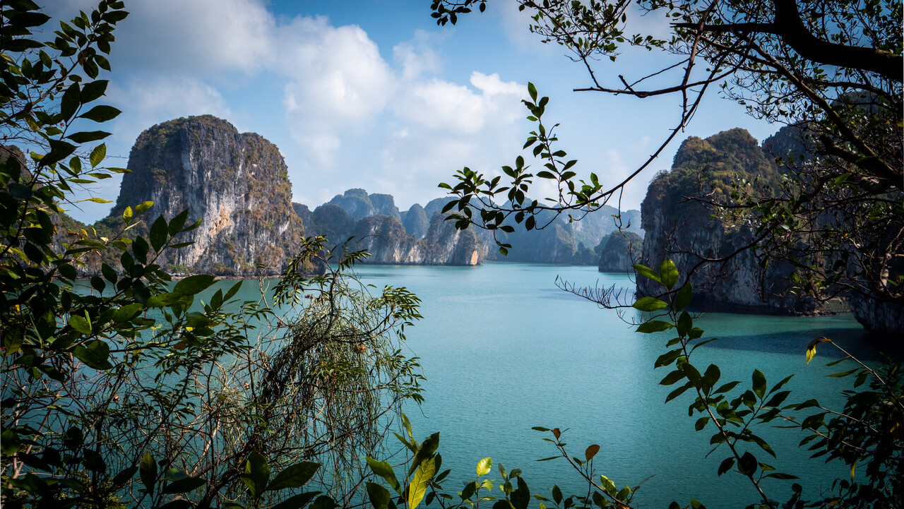 Why Bai Tu Long Bay Is Ideal for Private Charters ?
