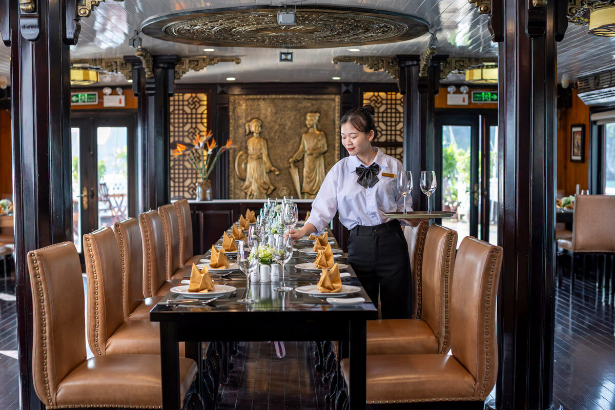 Why Travelers Choose Treasure Junk Instead of Big Cruises ? 6 Service Feels More Natural on Smaller Cruises