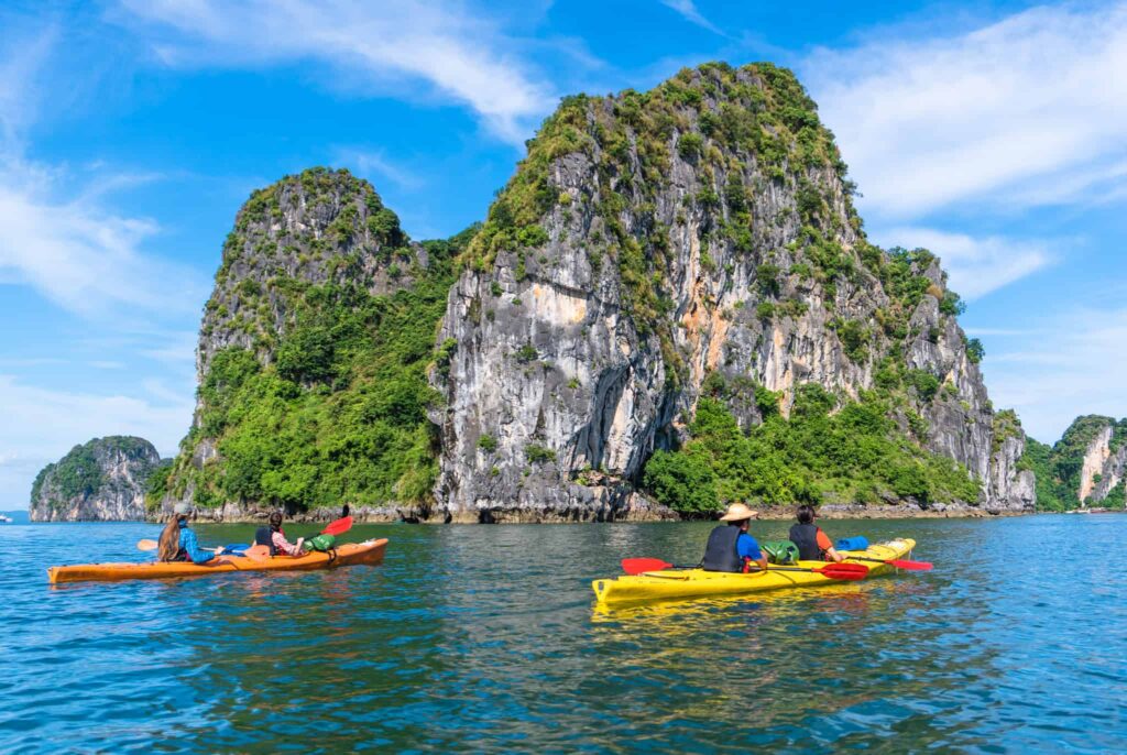 Expérience d'aventure incontournable lors d'une croisière dans la baie de Bai Tu Long 10 Kayaking in Bai Tu Long bay