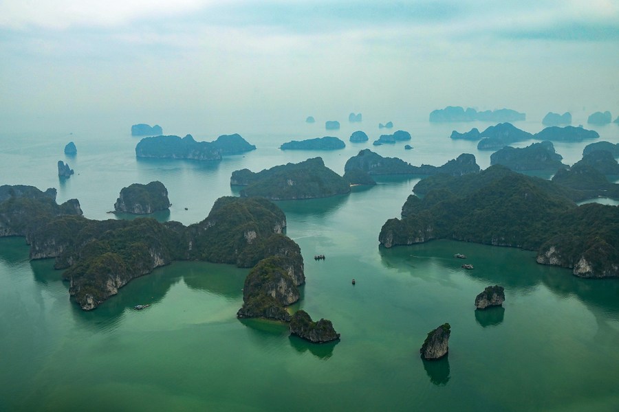 Tour for 'billionaires' on the pristine beaches of Bai Tu Long Bay 5 Bai Tu Long Bay