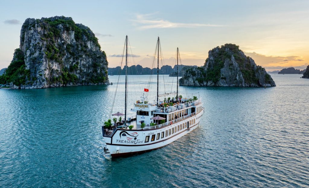 Liste des 7 croisières pour explorer la baie de Bai Tu Long 11 Treasure Junk