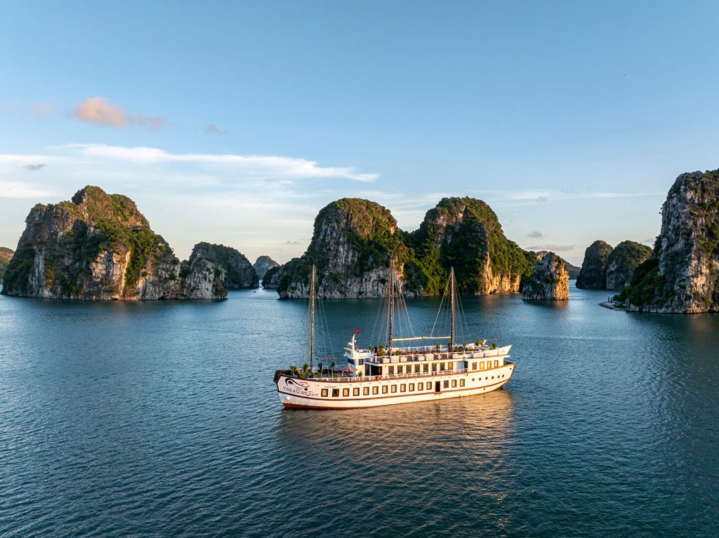 Croisière à la baie de Bai Tu Long sur Treasure Junk (1 nuit) 2 Explore Bai Tu Long bay with Treasure Junk
