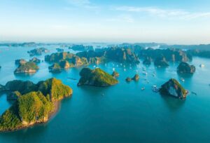 Quelle est la densité de fréquentation de la baie de Bai Tu Long par rapport à celle de la baie d'Halong ?