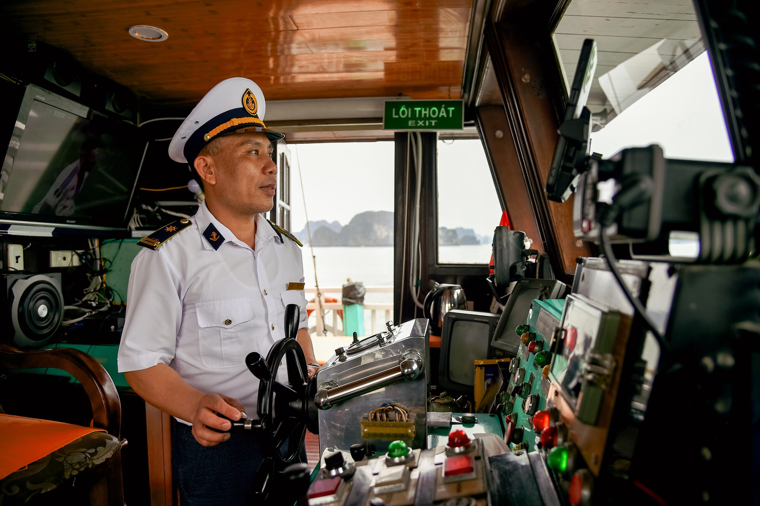What Makes a Reliable Halong Bay Cruise Operator? 4 Crew member