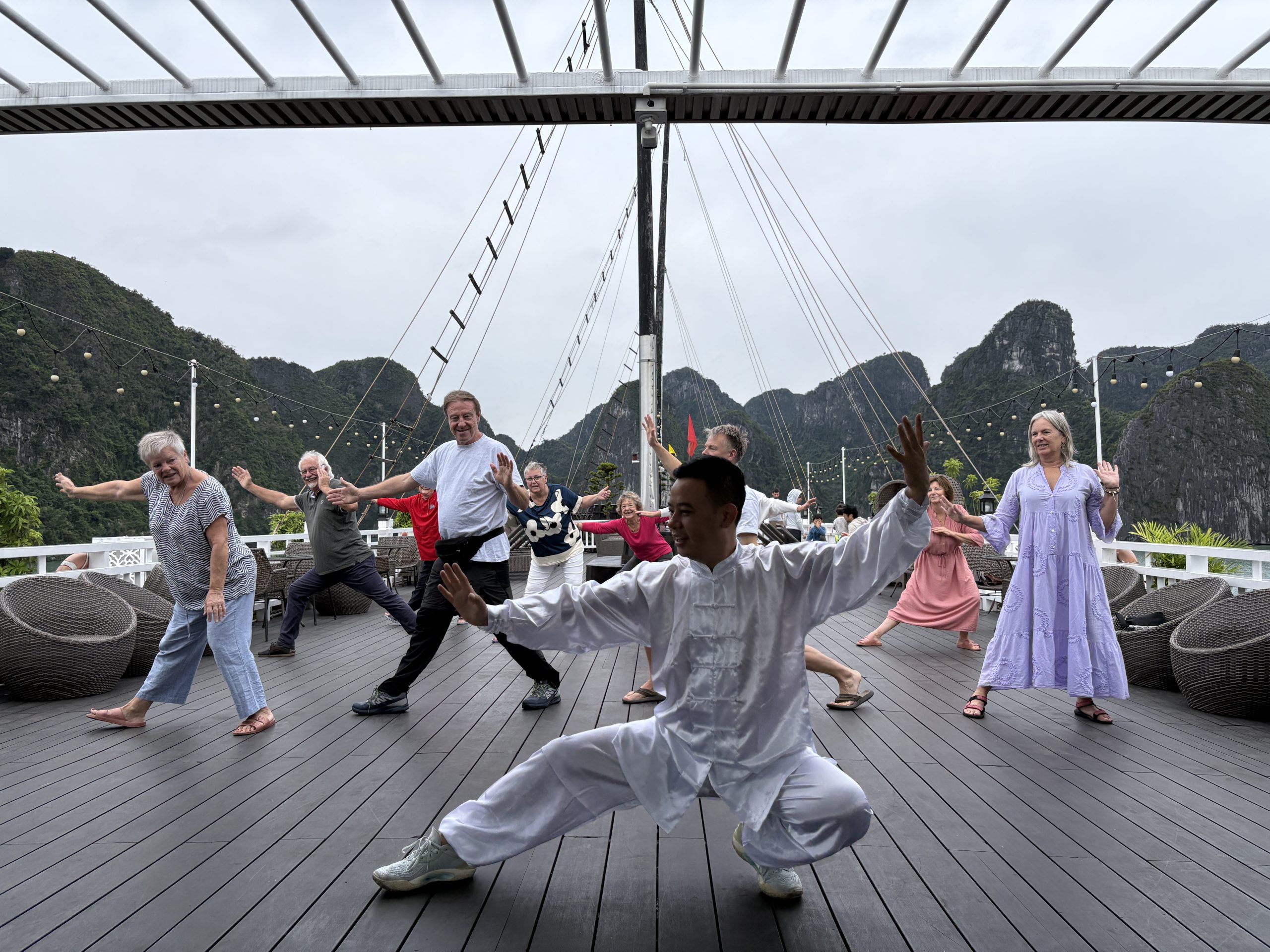 Les meilleures activités lors d’une croisière en jonque dans la baie de Bai Tu Long 7 Le Tai Chi matinal et le calme de la baie