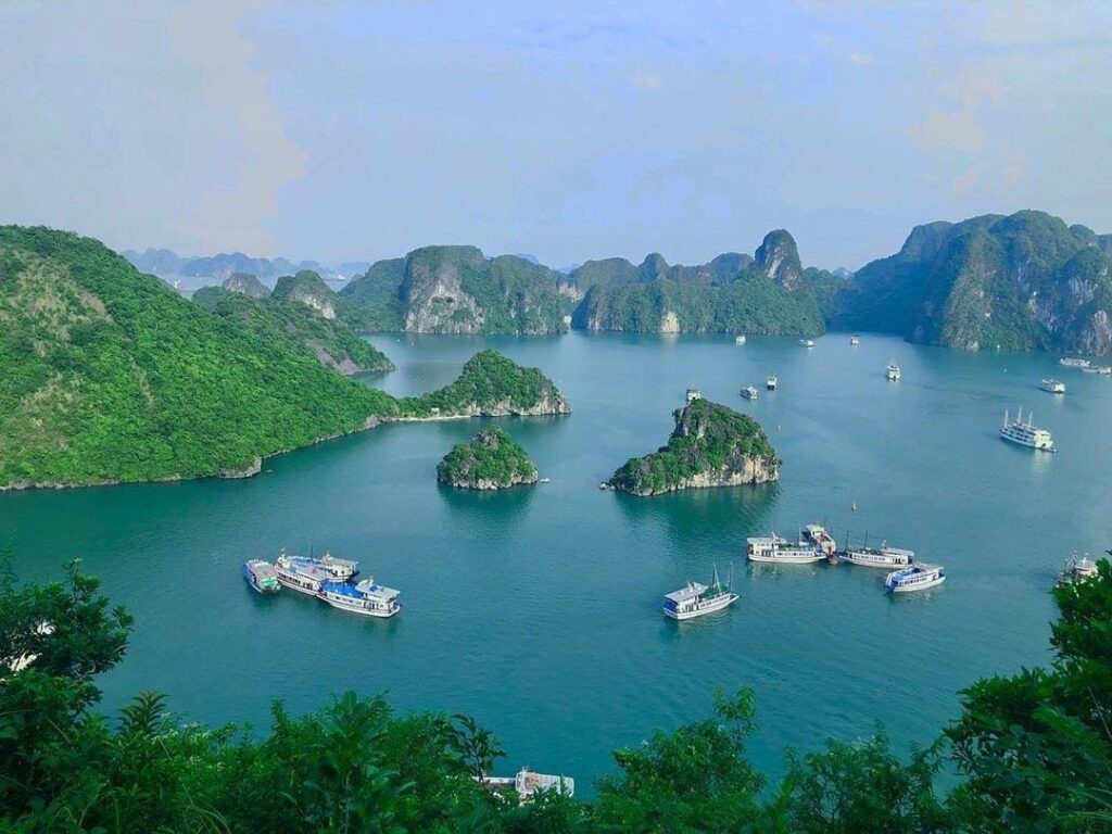 Best Alternative to Busy Halong Bay Cruises: Why Bai Tu Long Bay Is Worth Considering 1 Halong Bay’s Central Route Still Offers Iconic Experiences